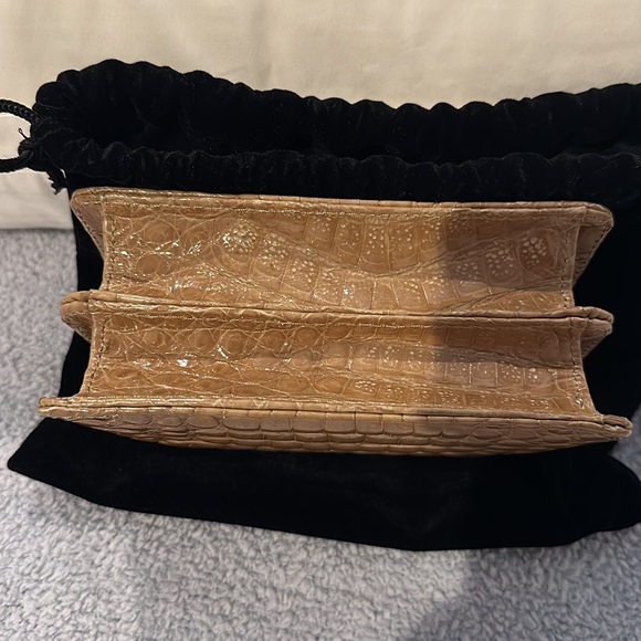 Eileen Kramer genuine crocodile clutch in sand color with detachable strap. - Picture 4 of 10